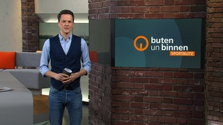 Sportblitz Moderator Yannick Lowin im Studio von buten un binnen.