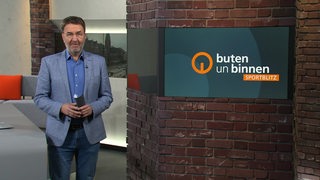 Moderator Jan Dirk Bruns im Studio von buten un binnen