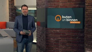 Moderator Jan-Dirk Bruns im Sportblitz Studio von buten un binnen