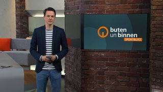 Moderator Yannick Lowin im Studio von buten un binnnen.