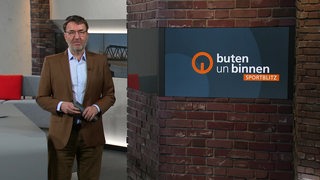 Sportblitz Moderator Jan-Dirk Bruns im Studio von buten un binnen.