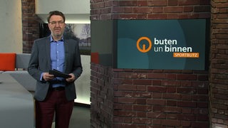 Moderator Jan-Dirk Bruns im Sportblitz Studio von buten un binnen