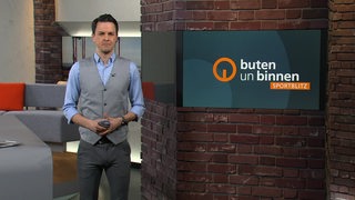 Der Moderator Yannick Lowin im Studio von buten un binnen.