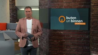 Moderator Stephan Schiffner im Sportblitz Studio von buten un binnen