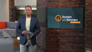 Moderator Stephan Schiffner im Studio von buten un binnen.