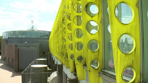 Die auffälligen gelben Trägerstrukturen der baufälligen Stadthalle Bremerhaven