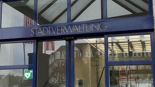 Über einer Eingangstür steht die Aufschrift "Stadtverwaltung".