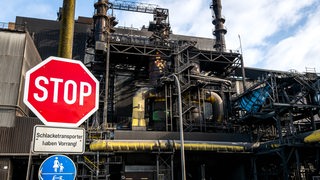 Ein Stoppschild vor dem Stahlwerk von "Arcelor Mittal Bremen". 