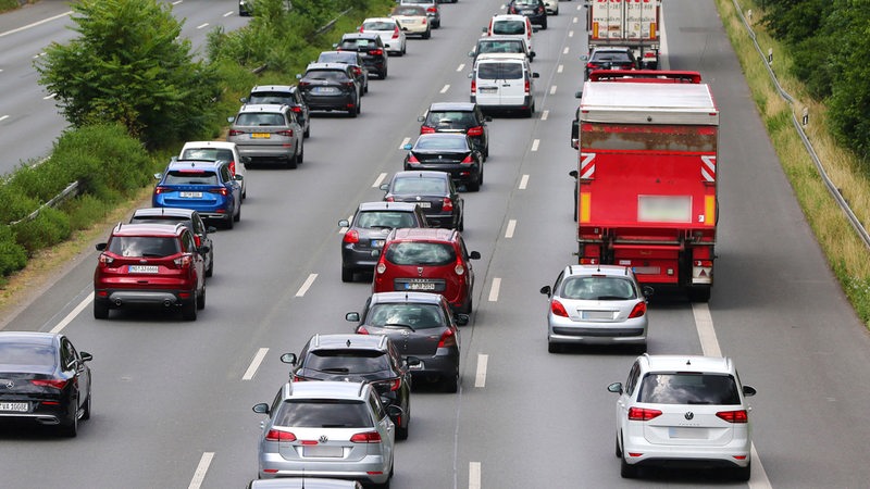 Stau auf einer 3spurigen  Autobahn.