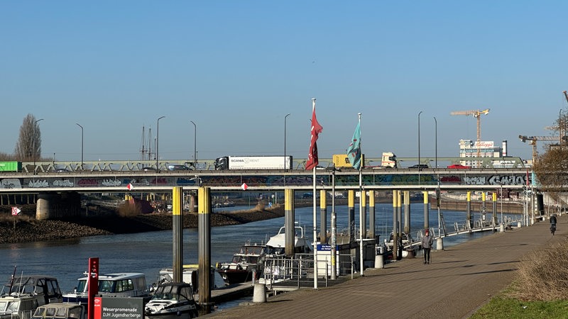 Die Stephani-Brücke in Bremen bei Sonnenschein und blauem Himmel.