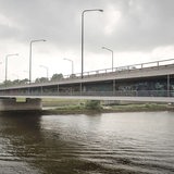 Die über die Weser führende Stephanibrücke bei wolkigem Wetter.