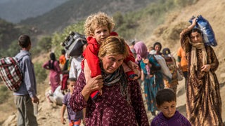 Eine Gruppe von Jesiden auf der Flucht im Gebrige von Nord-Irak.