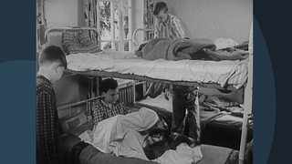 Ein altes Archivbild von einem Stockbett mit Kindern in einer Jugendherberge in Bremen.