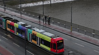 Eine Strassenbahn fährt per Brücke über die Weser.