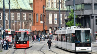 Straßenbahnen und Fußgänger an der Domsheide