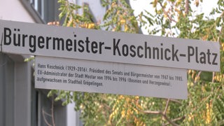 Ein Straßenschild mit der Aufschrift "Bürgermeister-Koschnick-Platz"