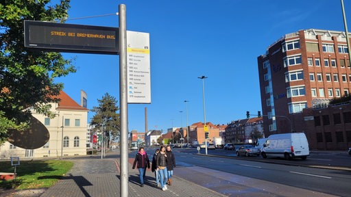 Auf einer Anzeigentafel an einer Bushaltestelle steht "Streik bei Bremerhaven Bus".