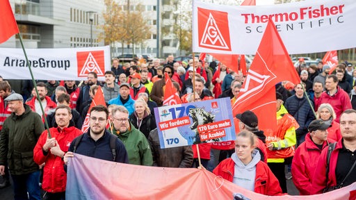 IG-Metall-Mitglieder demonstrieren in Bremen.