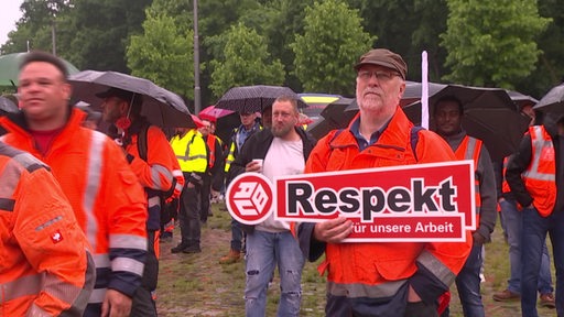 Streikende machen sich bei der Kundgebung der IG Bau für die Forderungen der Gewerkschaft stark.