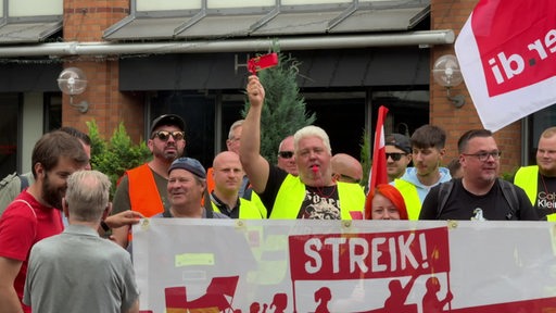 Zu sehen sind Demonstranten der Verdi-Gewerkschaft.