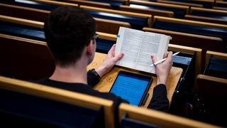 Ein Student sitzt im Hörsaal der Universität Bremen. 