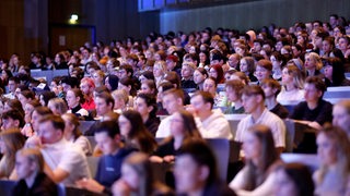 Der vollbesetzte Hörsaal einer Universität