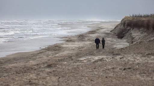 Eine Küste mit stürmischen Meer.