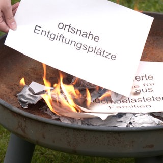 Auf einem Zettel steht "Ortsnahe Entgiftungsplätze".