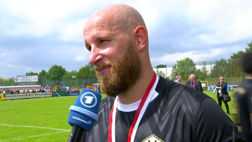 Olaf Laabs, Kapitän der SV Hemelingen, gibt der ARD ein Interview.