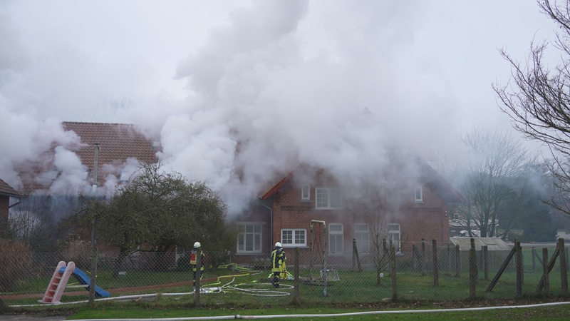 Aus einem Wohnhaus steigt dichter Rauch auf.