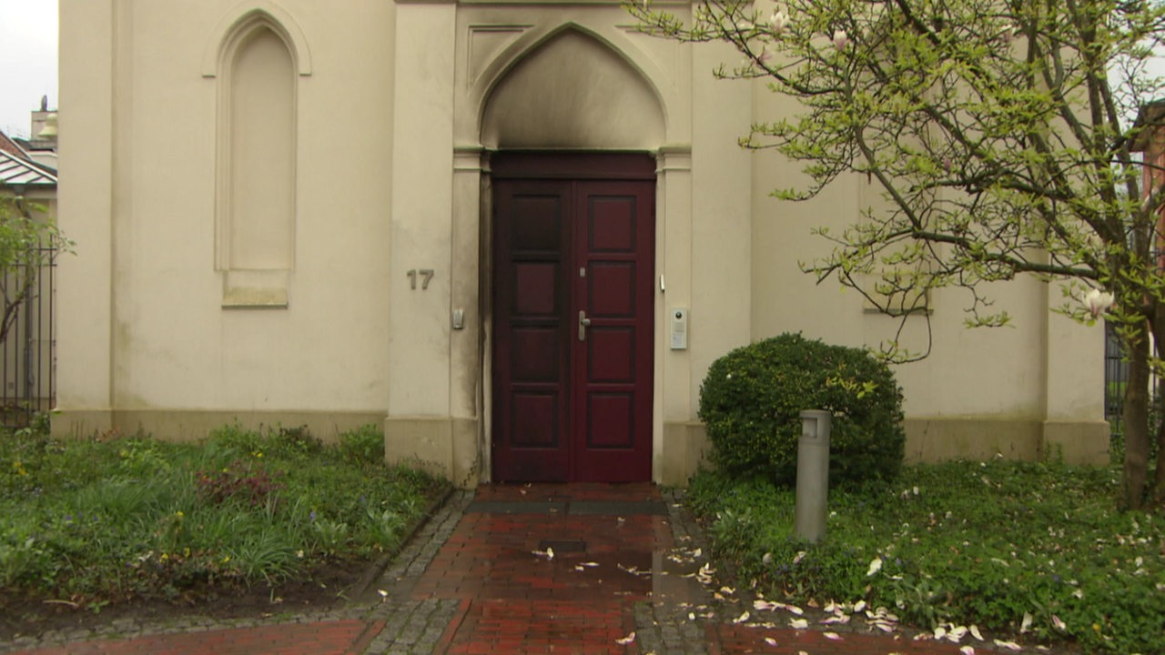 Brandanschlag Auf Synagoge Polizei Sucht Mit Foto Nach Verdächtigem