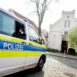 Ein Einsatzfahrzeug der Polizei steht vor der Synagoge im Stadtzentrum in Oldenburg. 