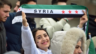 Syrer feiern den Sturz Assad Regime und die Befreiung Syriens.