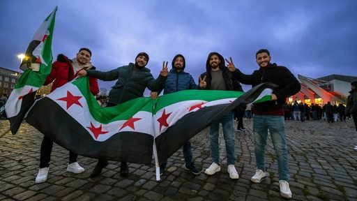 Exil-Syrer feiern in Bremen das Ende der Assad-Diktatur in Syrien.