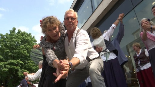 Ein Mann und eine Frau tanzen Hand in Hand auf dem Vegesacker Maritim Festival.