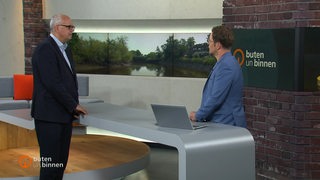 Bürgermeister Andreas Bovenschulte ist im buten un binnen Studio für ein Talk mit dem Moderator Felix Krömer