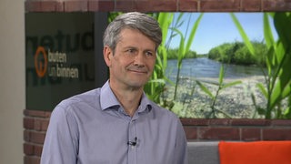 Dirk Hürter, Referatsleiter Naturschutz und Landwirtschaft, zu Gast im Studio von buten un binnen.