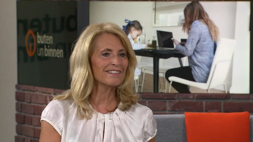 Ulrike Schönduve-Dökel vom Verband Deutscher Unternehmerinnen zu Gast im Studio von buten un binnen.