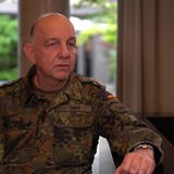 Andreas Timm, Kommandeur des Landeskommando Bremen, beim Interview mit Felix Krömer.