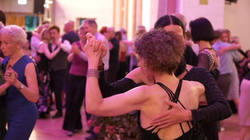 Es sind mehrere Tanzpaare zu sehen, welche beim Tangoabend in der Stephaniekirche sind.