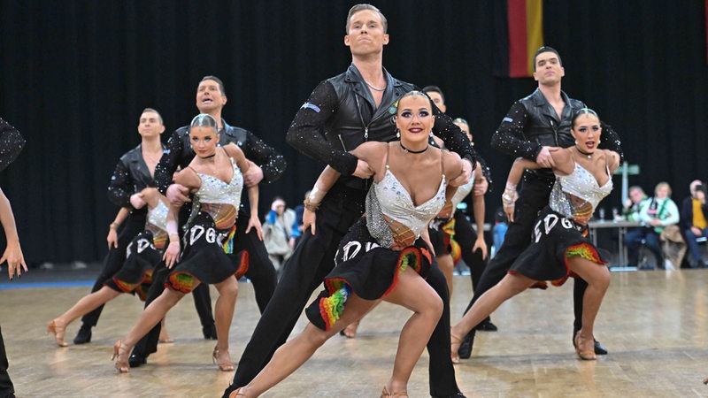 Die Lateinformation des Bremer Grün-Gold-Clubs bei einer Pose ihrer Choreografie "Freedom and Peace" beim Bundesliga-Turnier in Bremen.