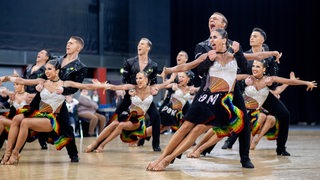 Die Lateinformation des Bremer Grün-Gold-Clubs bei einer Pose ihrer Choreografie "Freedom and Peace" beim Bundesliga-Turnier in Bremen.