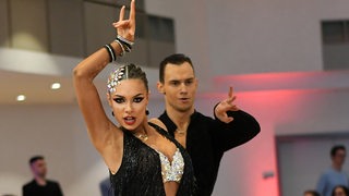 Das Tanzpaar Luna Albanese und Dimitri Kalistov vom Bremer Grün-Gold-Club bei einer Pose während der U21-Meisterschaft in Wetzlar.