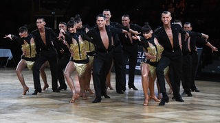 Die Lateinformation von Blau-Weiss Buchholz bei einer Pose ihrer Choreografie "On the Floor" bei der Tanz-DM in Ludwigsburg.