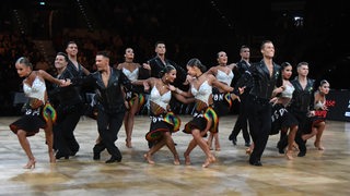 Die Lateinformation des Bremer Grün-Gold-Clubs bei einer Pose ihrer Choreografie "Freedom and Peace" bei der DM in Ludwigsburg.