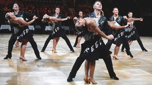 Die Lateinformation des Bremer Grün-Gold-Clubs bei einer Pose ihrer Choreografie "Freedom and Peace" bei der DM in Ludwigsburg.