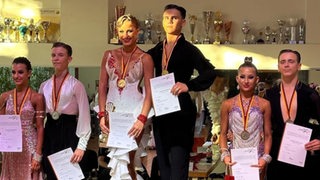 Das 15-jährige Tanzpaar Yigit Bayraktar und Lukrecija Kuraite stehen als Sieger bei der Tanz-DM der Junioren mit ihren Goldmedaillen oben auf dem Treppchen.