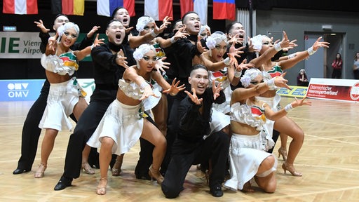 Die Lateinformation Moon Dance aus der Mongolei bei einer Pose ihrer Choreografie "Latin Roots" bei der WM in Wien.