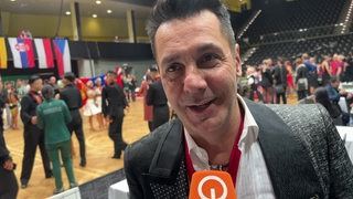 Grün-Gold-Trainer Roberto Albanese strahlt beim Interview nach dem Gewinn der WM in Wien.