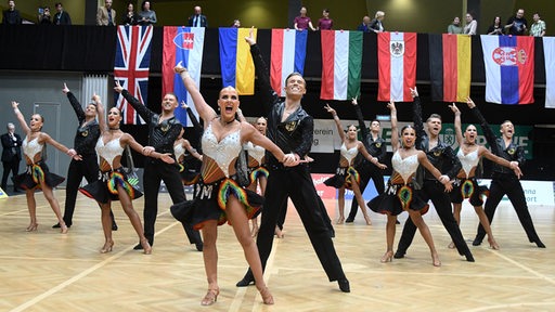 Die Lateinformation des Bremer Grün-Gold-Clubs bei einer Pose ihrer Choreografie "Freedom and Peace" bei der WM in Wien.